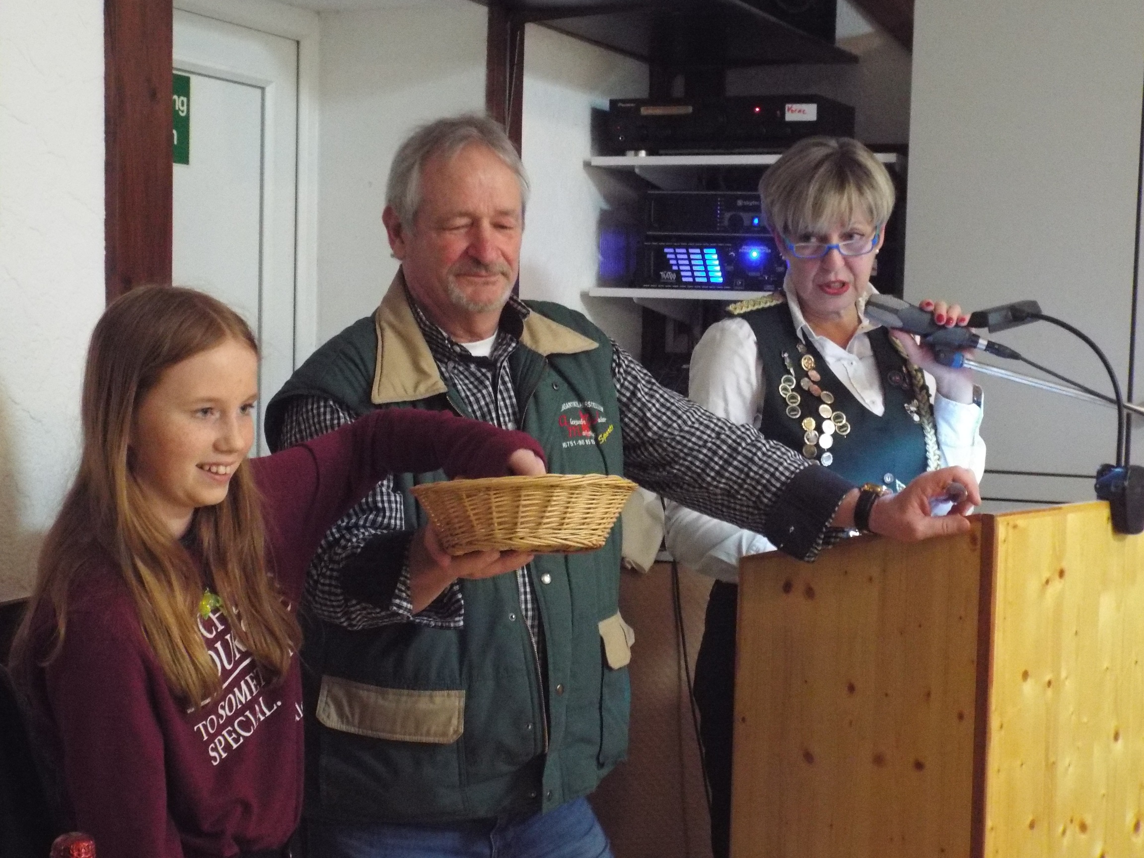 Die Tombola-Gewinner wurden von "Glücksfee" Julia ermittelt